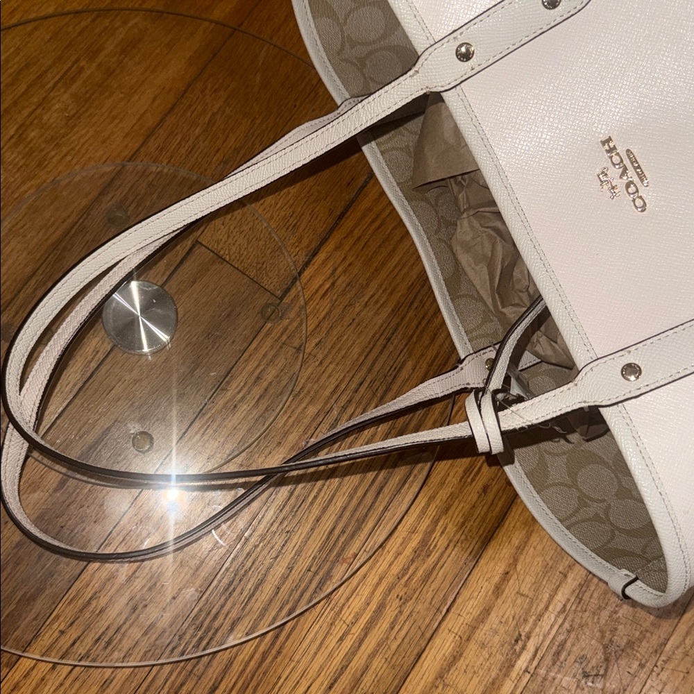 •COACH•WHITE & BEIGE REVERSIBLE CITY TOTE IN SIGNATURE “C” CANVAS & LEATHER EUC - Picture 9 of 16